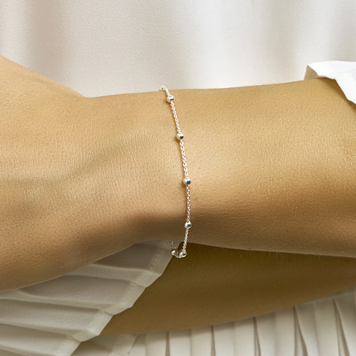 armband anker en bolletjes zilver wit