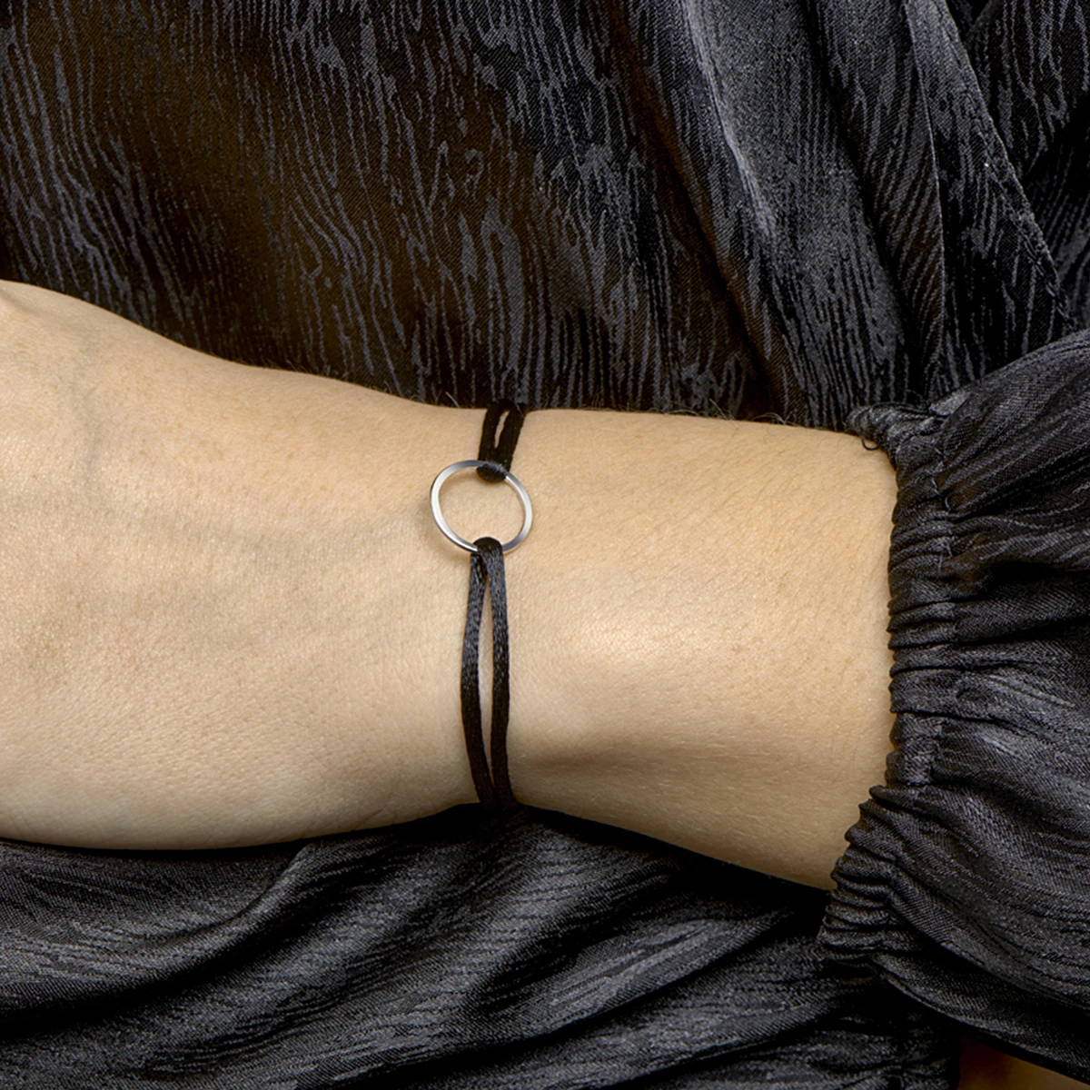 armband satijn rondje zilver gerhodineerd met rubber/nylon/leer