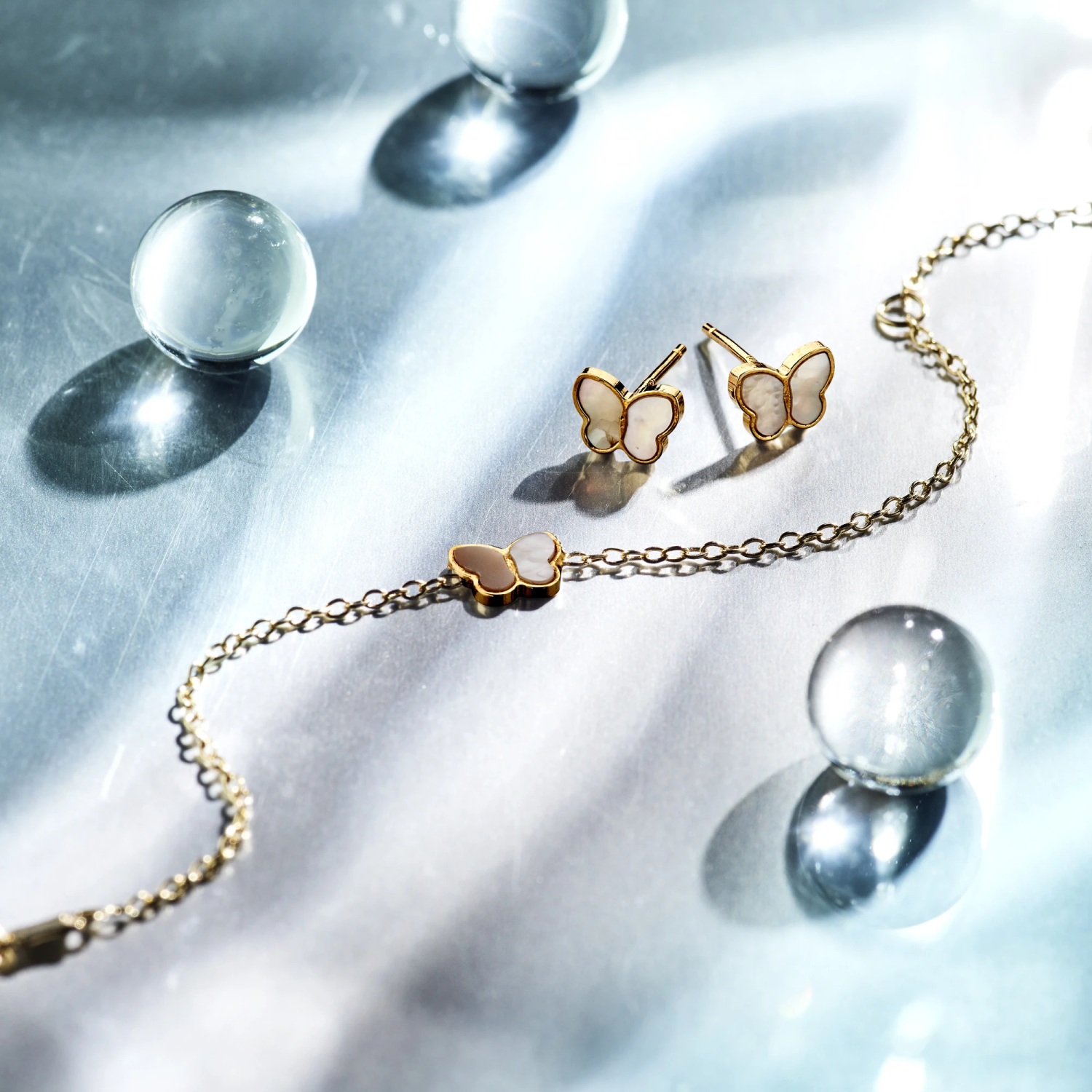 armband vlinder parelmoer 14K geelgoud