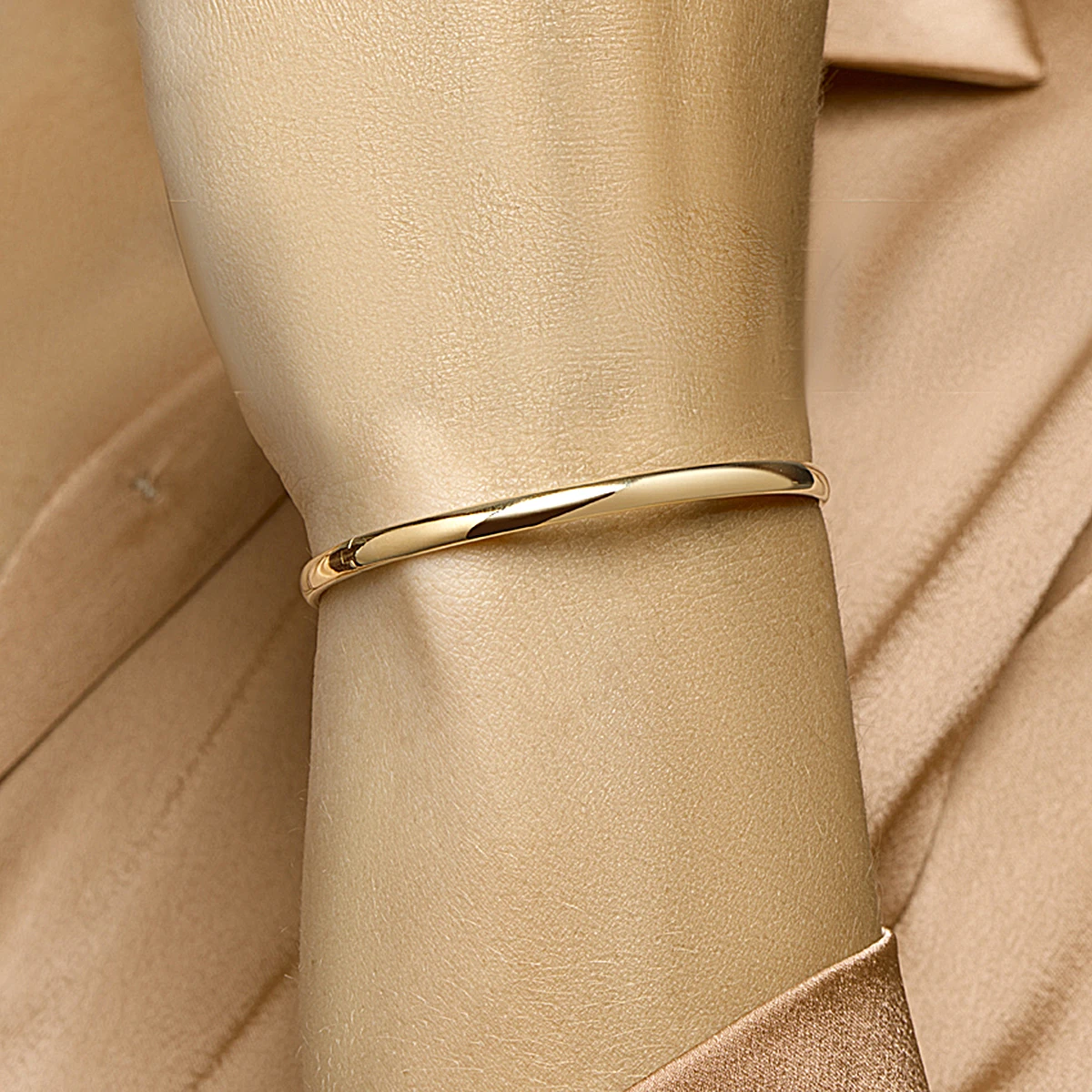 bangle scharnier ovale buis massief 4 mm silgold (geel met zilverkern)
