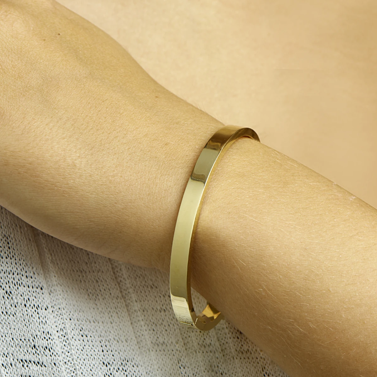 bangle scharnier massief vlakke buis 6,0 mm silgold (geel met zilverkern)