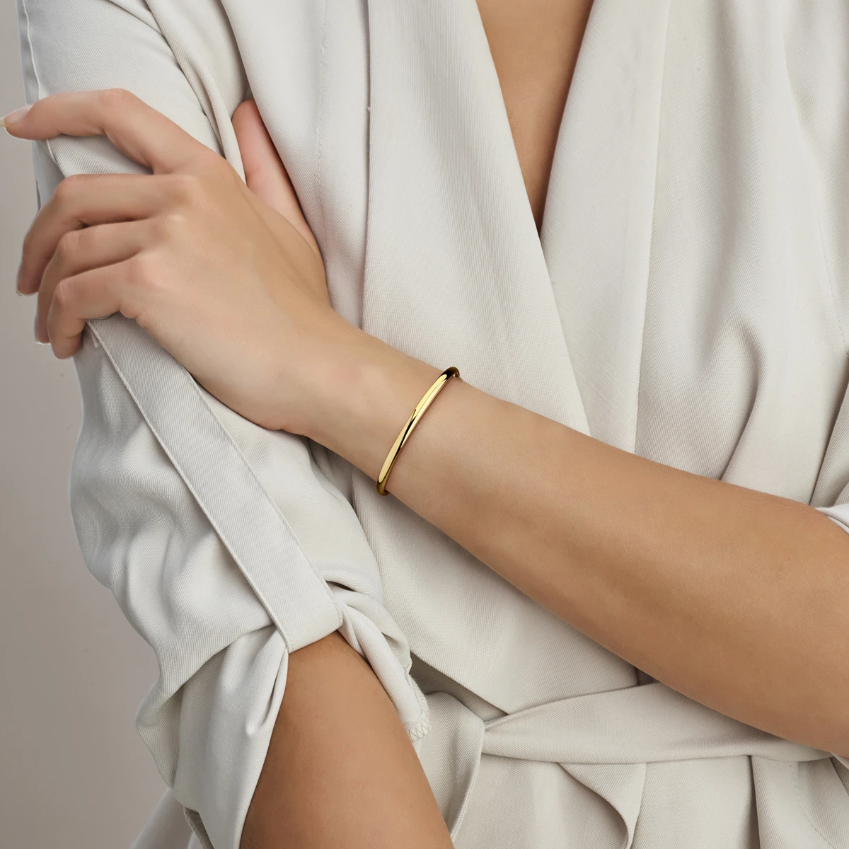 bangle scharnier ovale buis massief 4 mm silgold (geel met zilverkern)