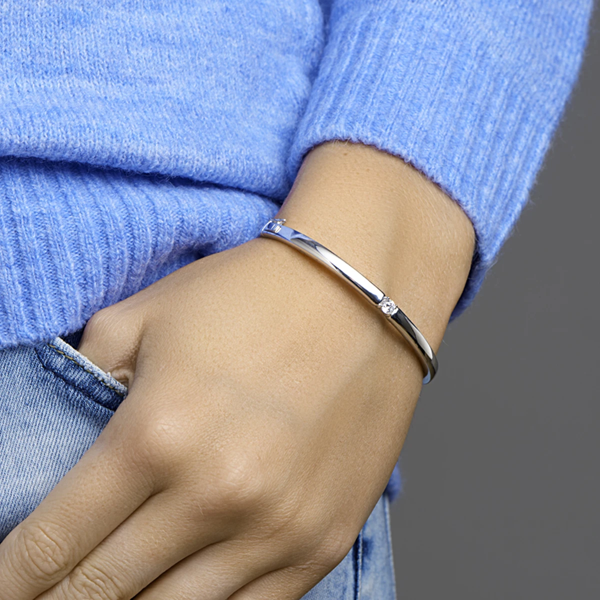 bangle scharnier zirkonia 4,5 x 60 mm zilver gerhodineerd