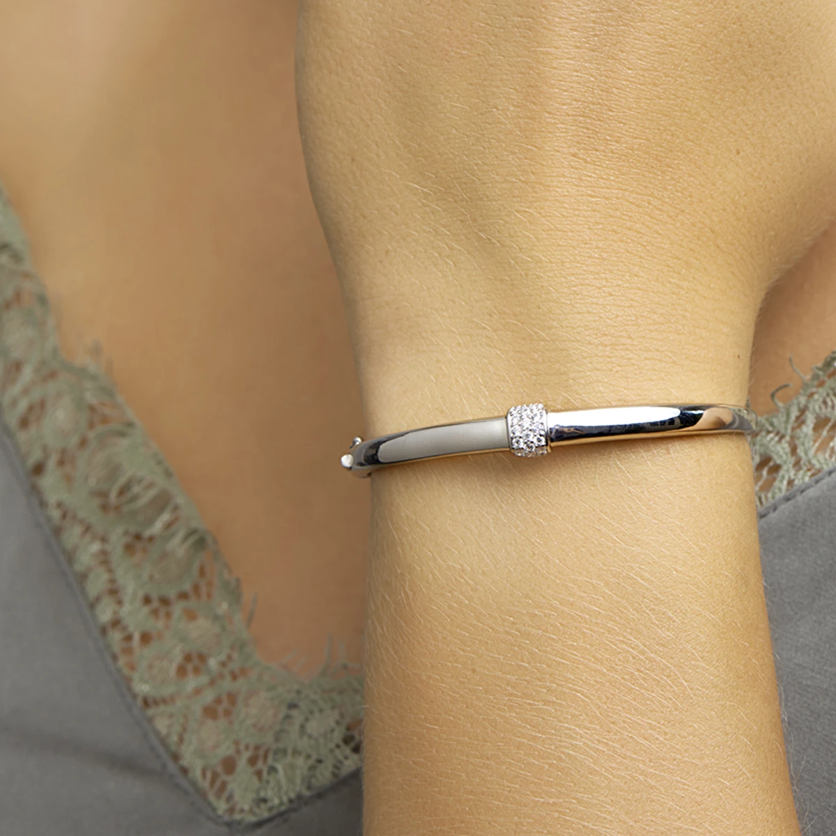 bangle scharnier zirkonia 7,5 x 60 mm zilver gerhodineerd