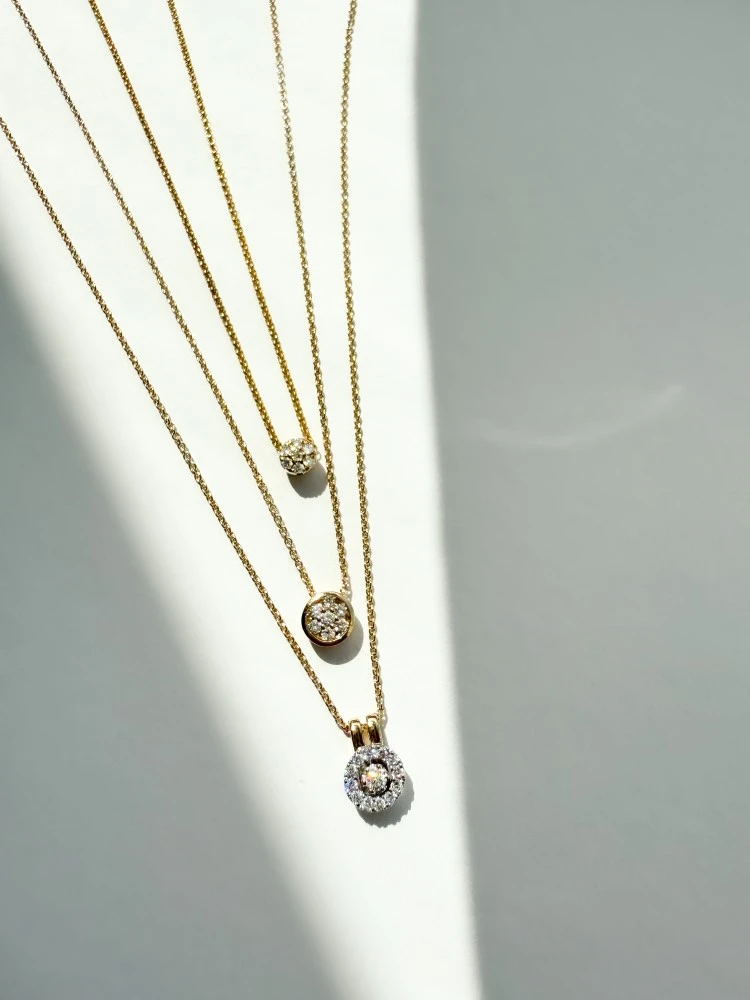 Collier geelgoud briljant 0,06 crt.