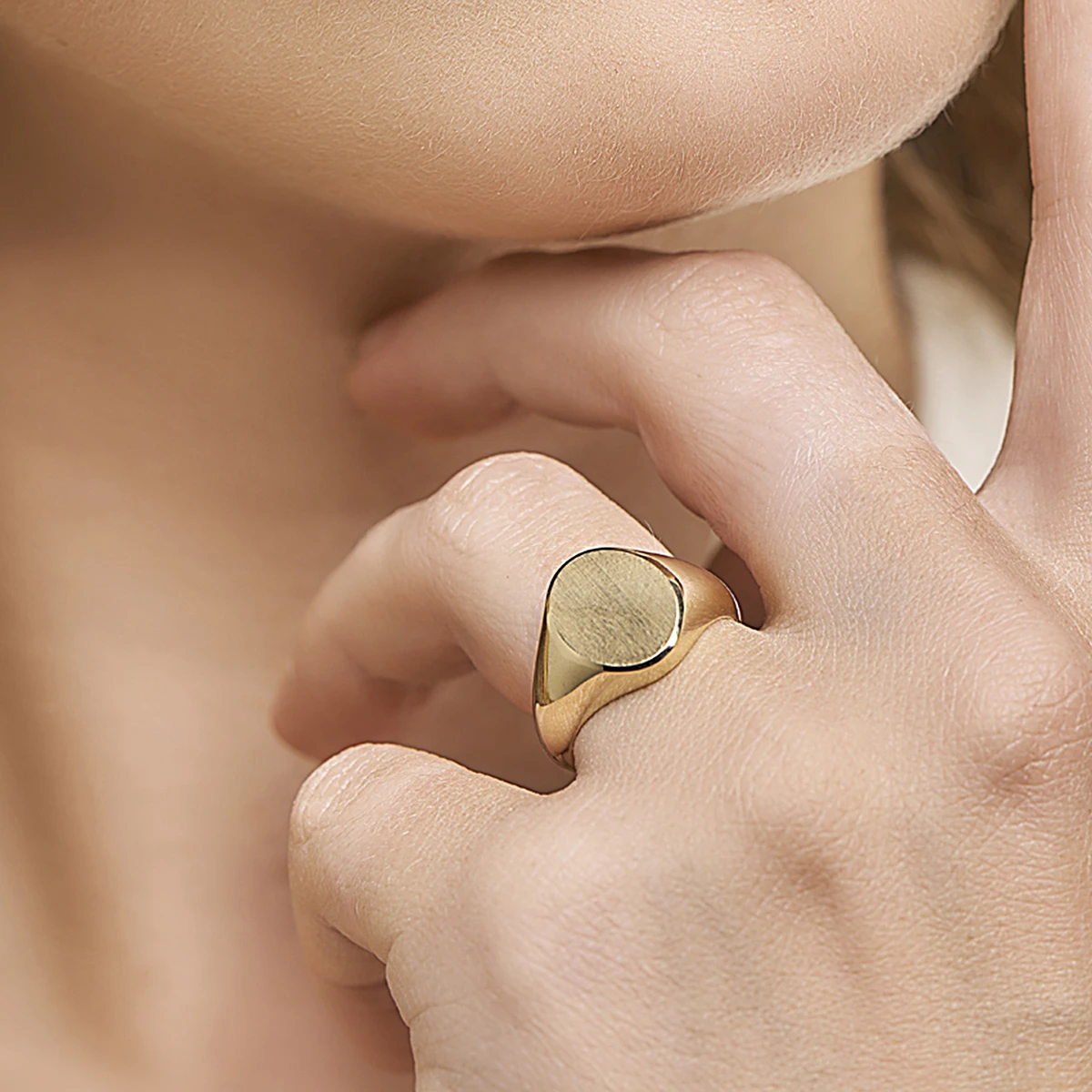 graveerring massief mat gediamanteerd 14K geelgoud