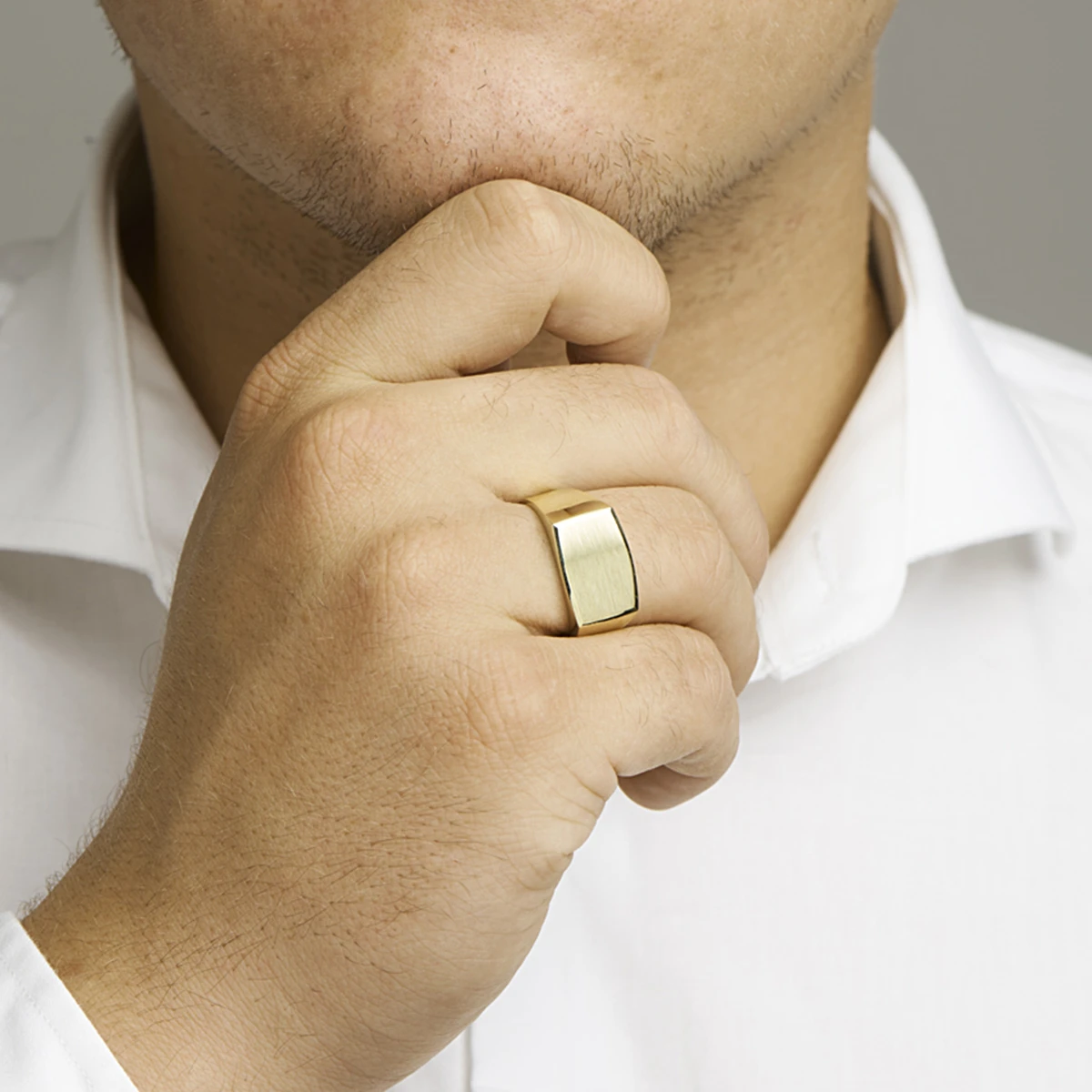 graveerring massief mat gediamanteerd 14K geelgoud