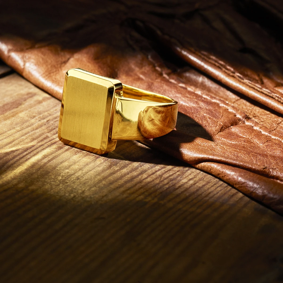 graveerring massief mat gediamanteerd 14K geelgoud