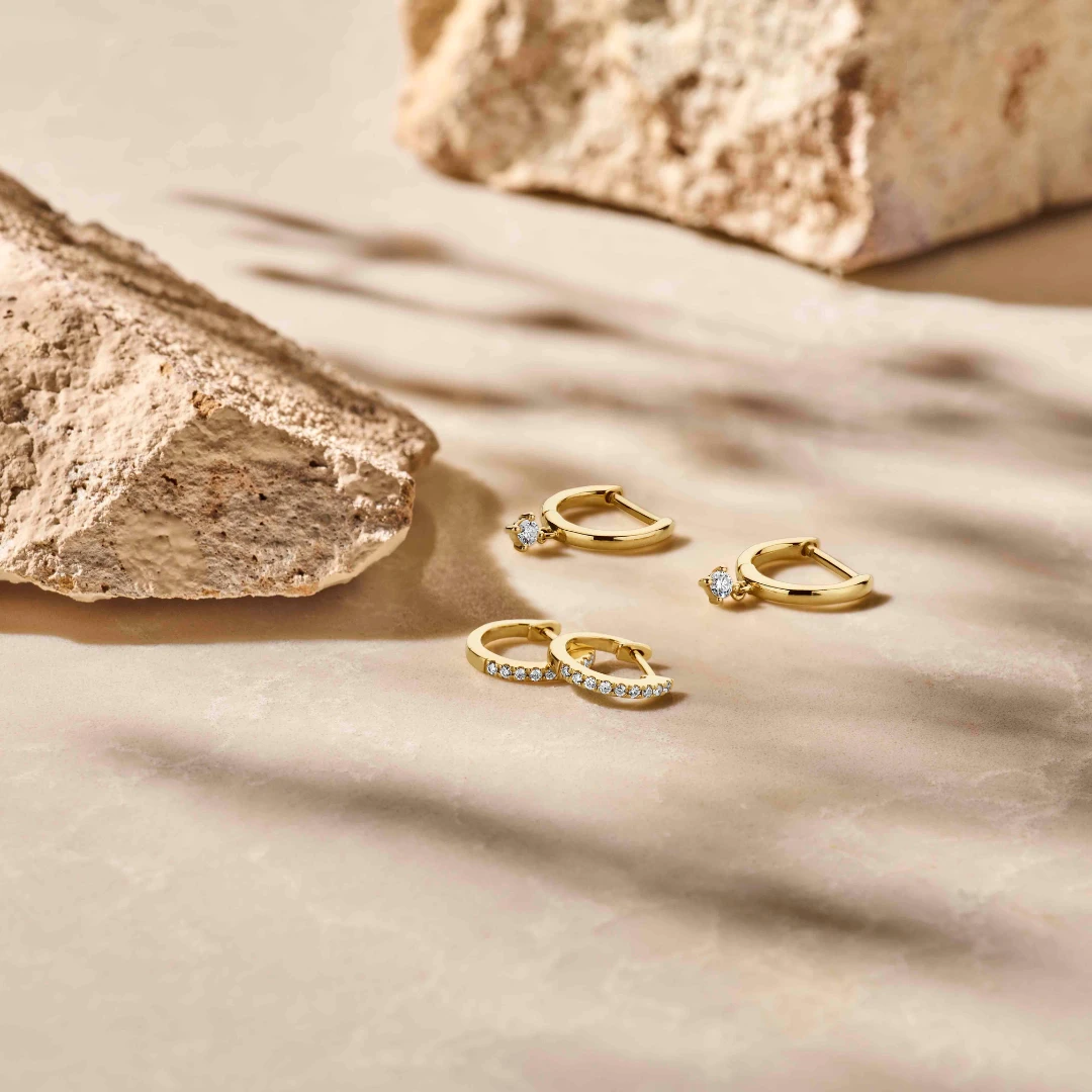klapoorringen diamant 0.06ct (2x 0.03ct) h si 14K geelgoud