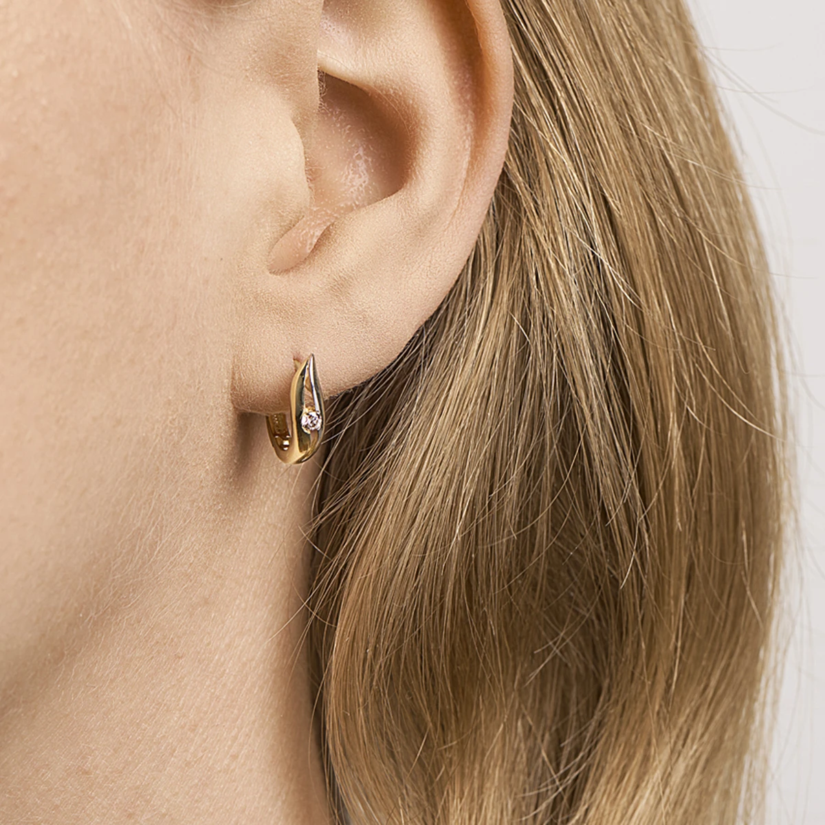 klapoorringen zirkonia bicolor gestift 14K geelgoud