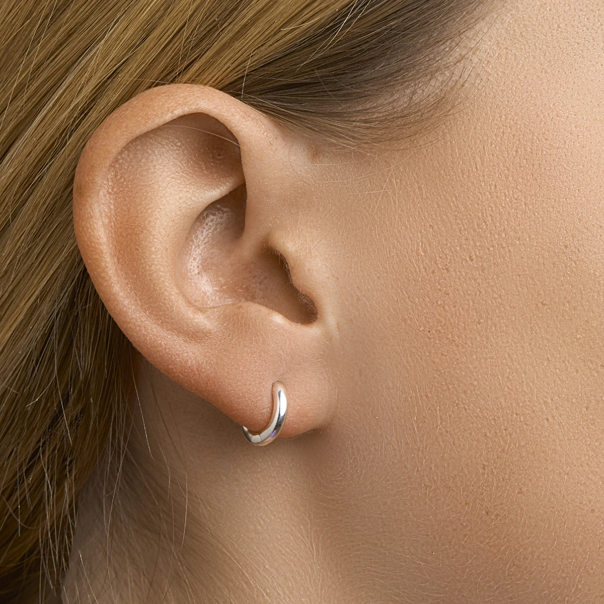 klapoorringen2 mm half rond zilver wit