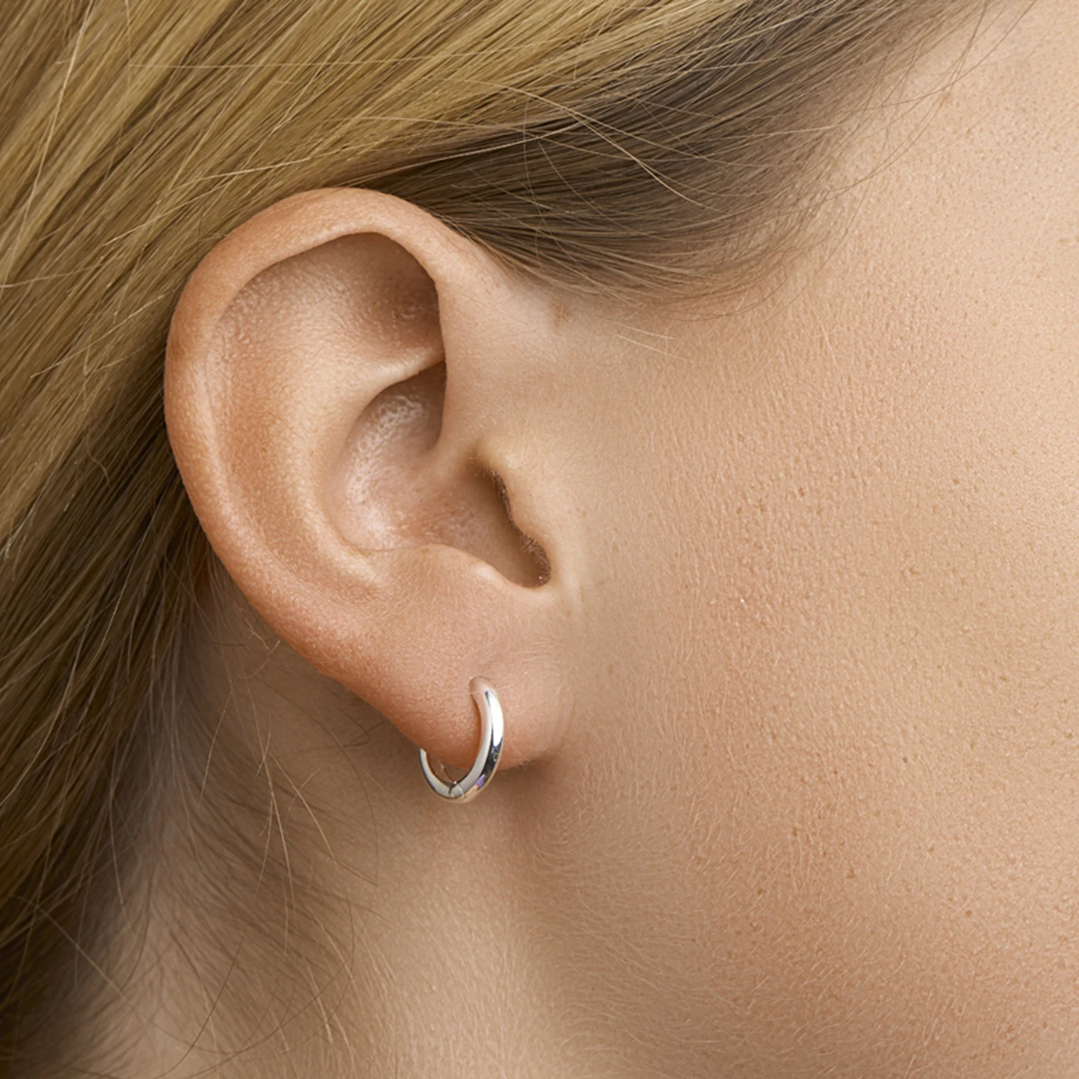 klapoorringen2 mm half rond zilver wit