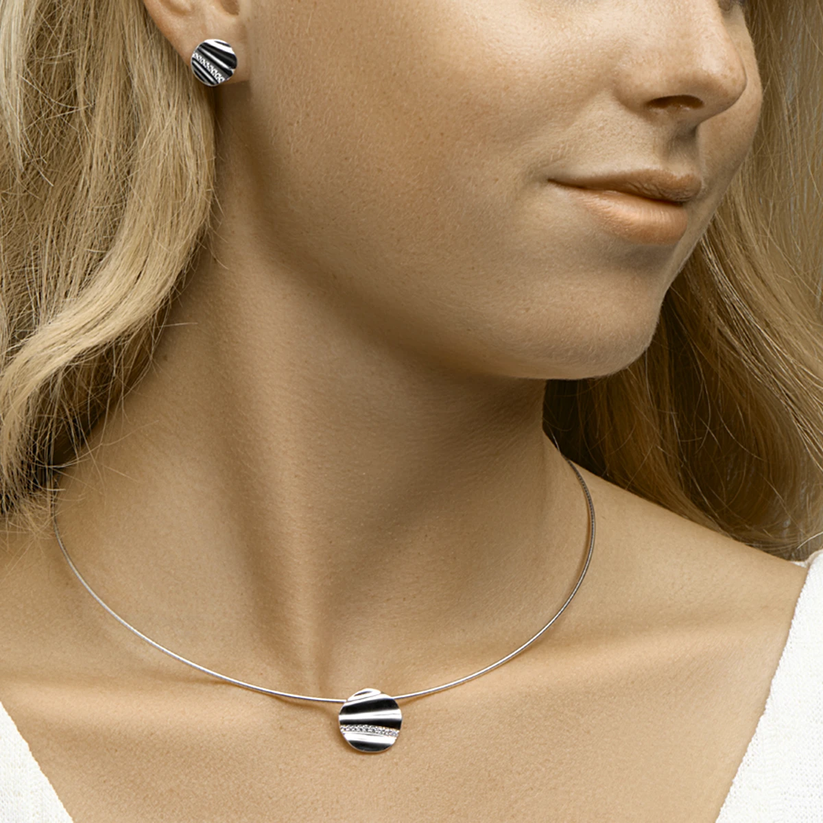 oorknoppen rond zirkonia zilver gerhodineerd