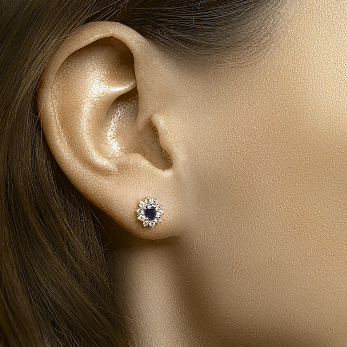 oorknoppen saffier en zirkonia halo 14K witgoud