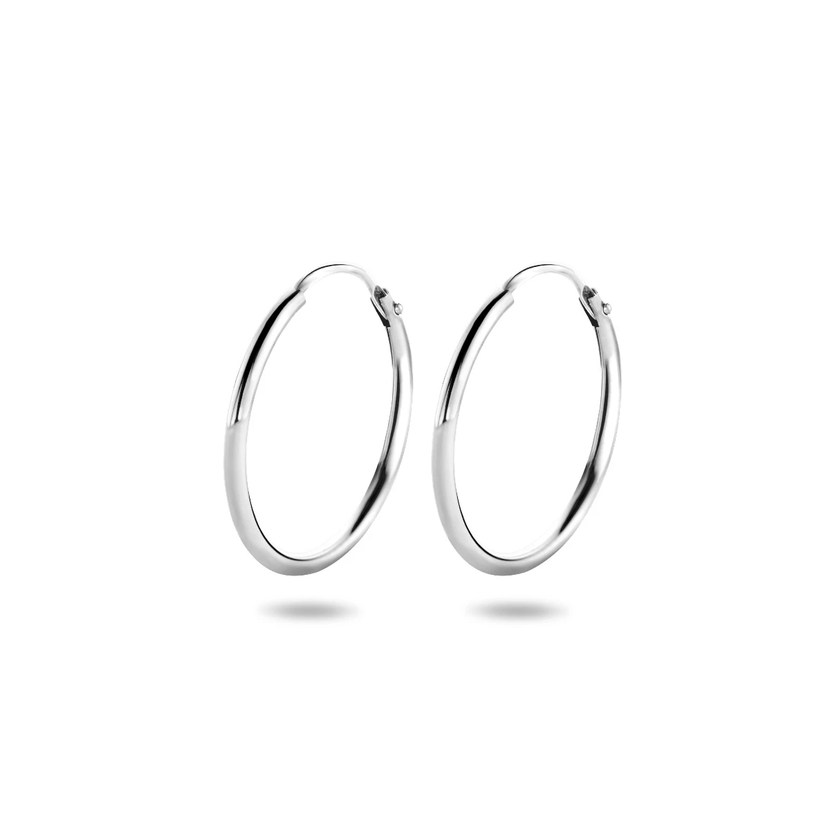 oorringen 1,5 mm ronde buis 14K witgoud