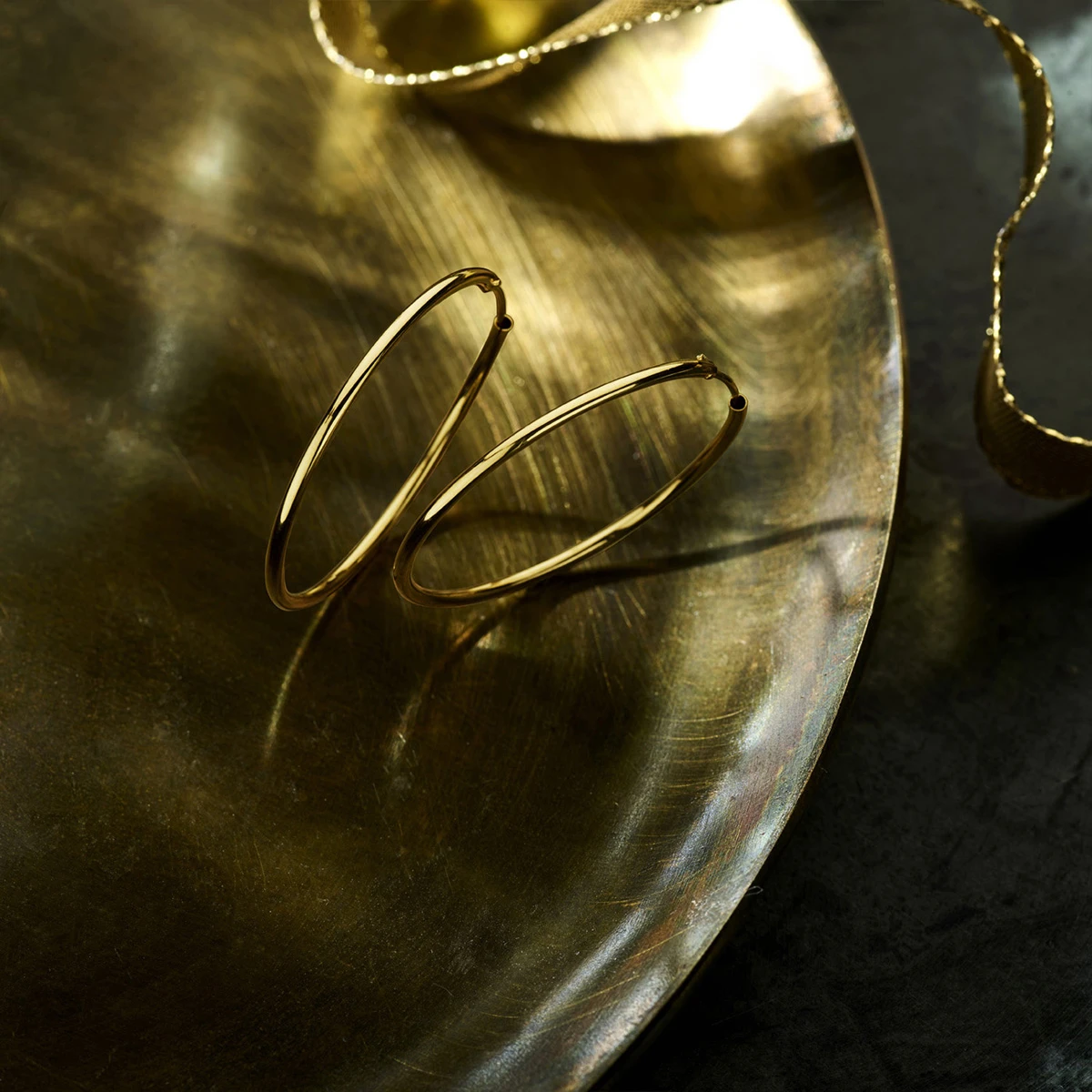 oorringen 1,8 mm ronde buis 14K geelgoud