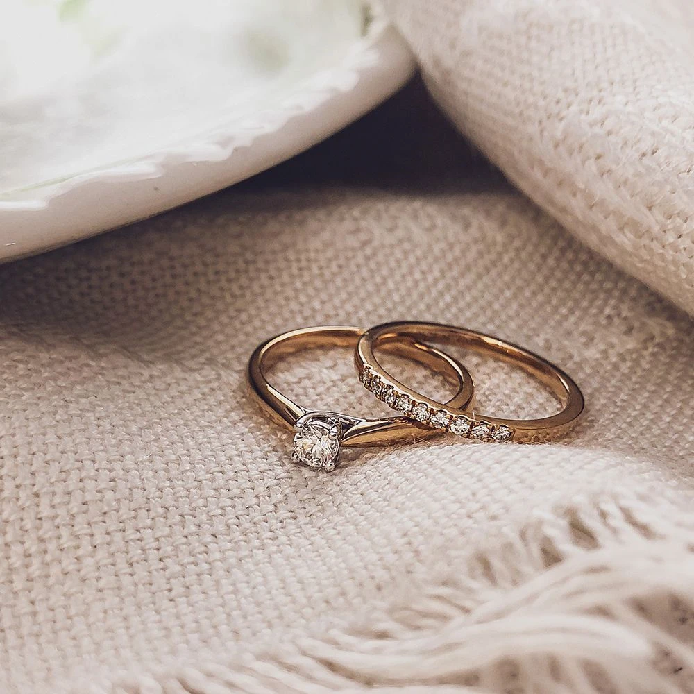 Ring geelgoud briljant 0.12 crt. Maat 54
