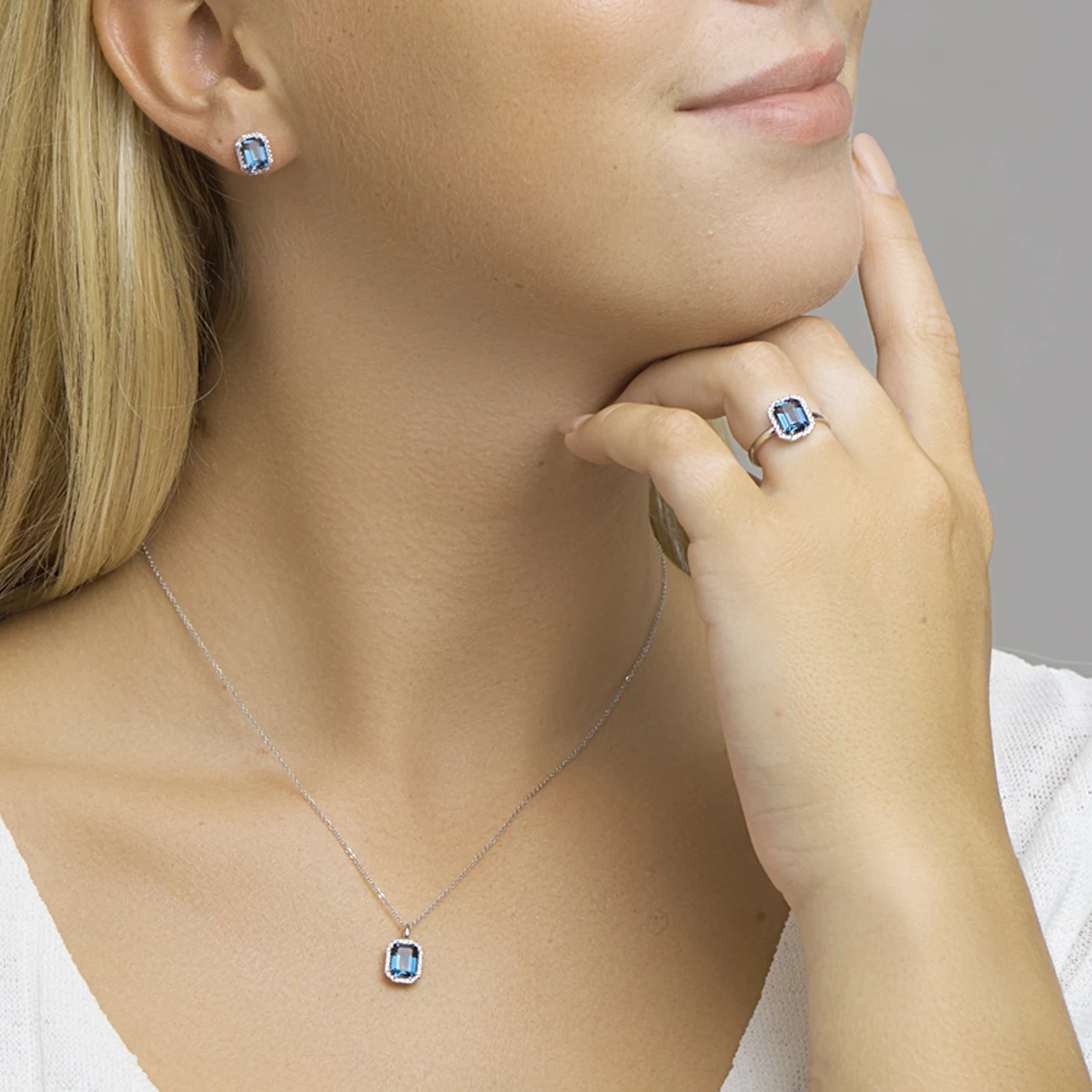 ring london blue topaas en diamant h si 14K witgoud