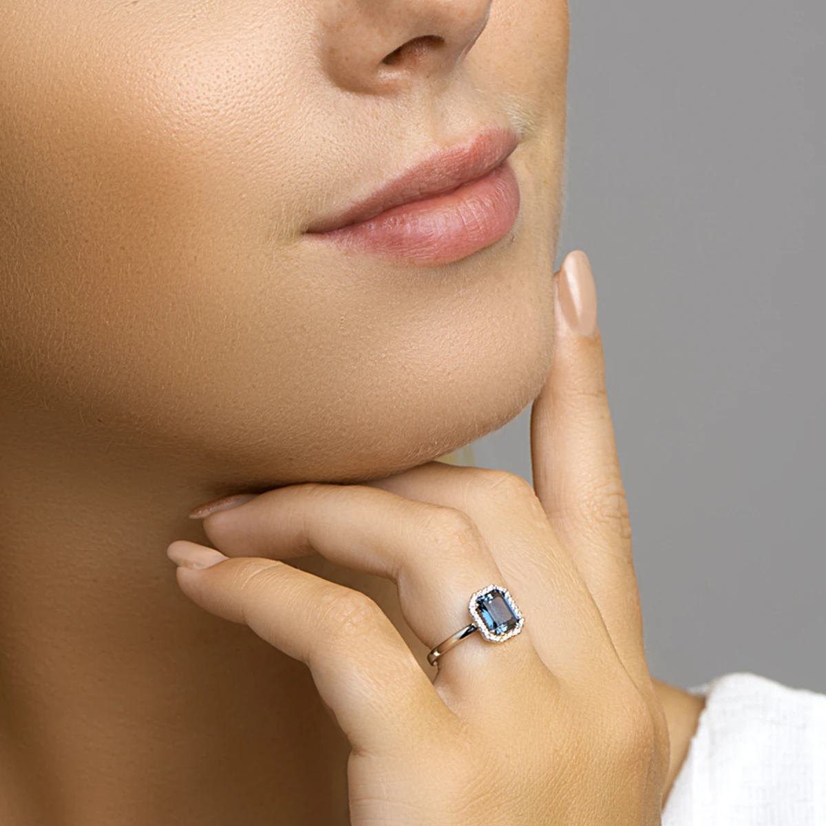 ring london blue topaas en diamant h si 14K witgoud