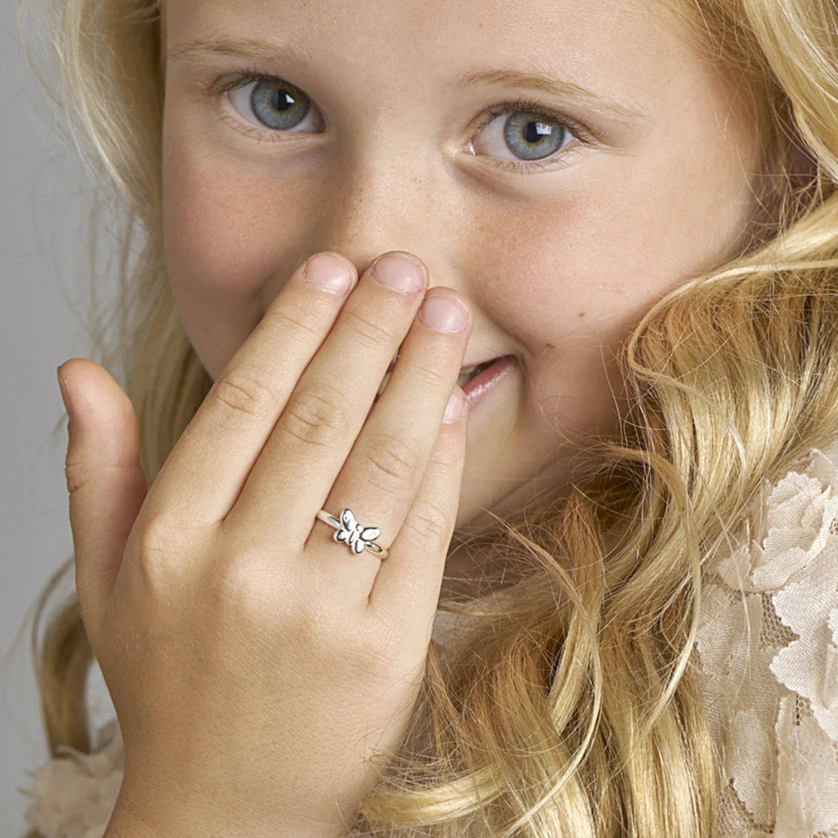 ring vlinder zilver wit
