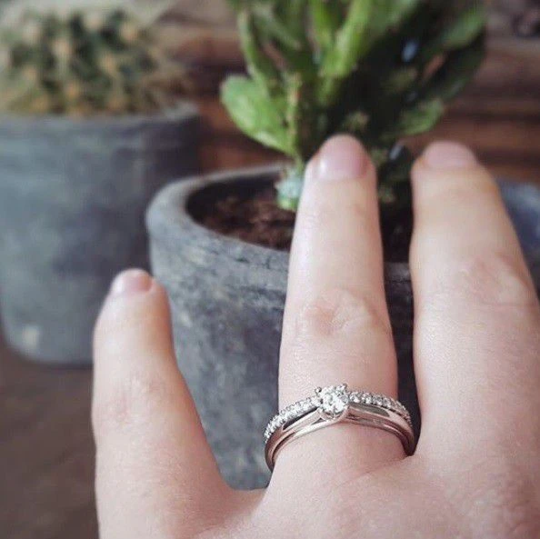 Ring witgoud briljant 0.26 crt. ( half ) Maat 56