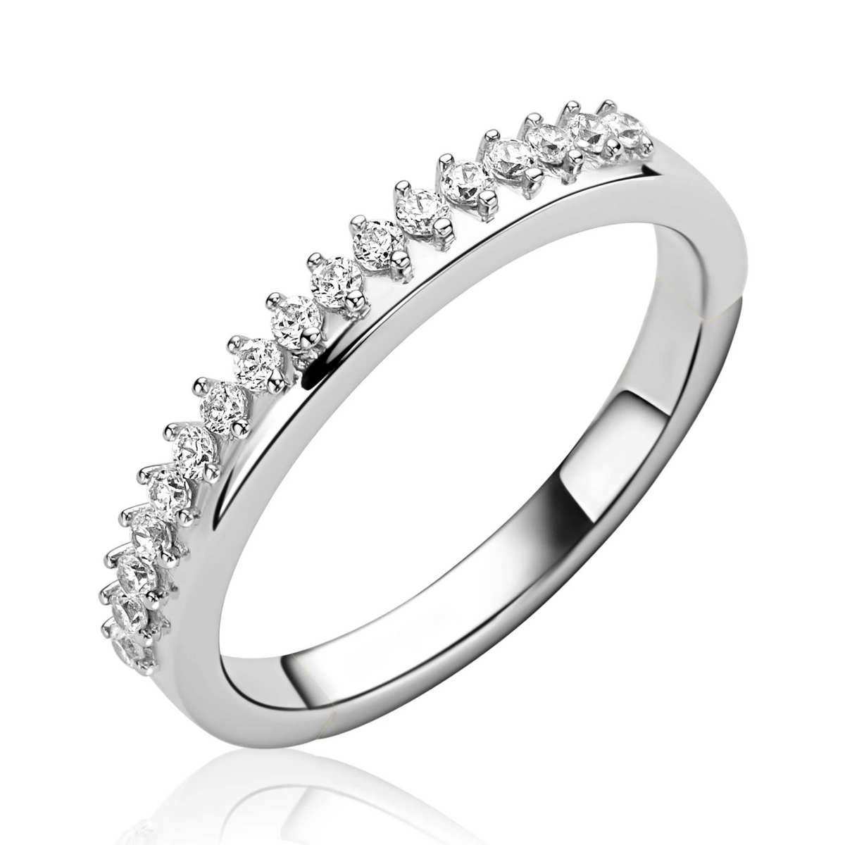 ZINZI zilveren ring bezet met een rij witte zirkonia’s in verfijnde chatonzetting met subtiel zichtbare zilveren scheen ZIR2870